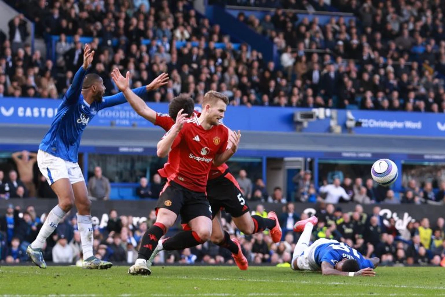 Man Utd survive late VAR penalty drama to fightback for draw at Everton | Football News | Al Jazeera
