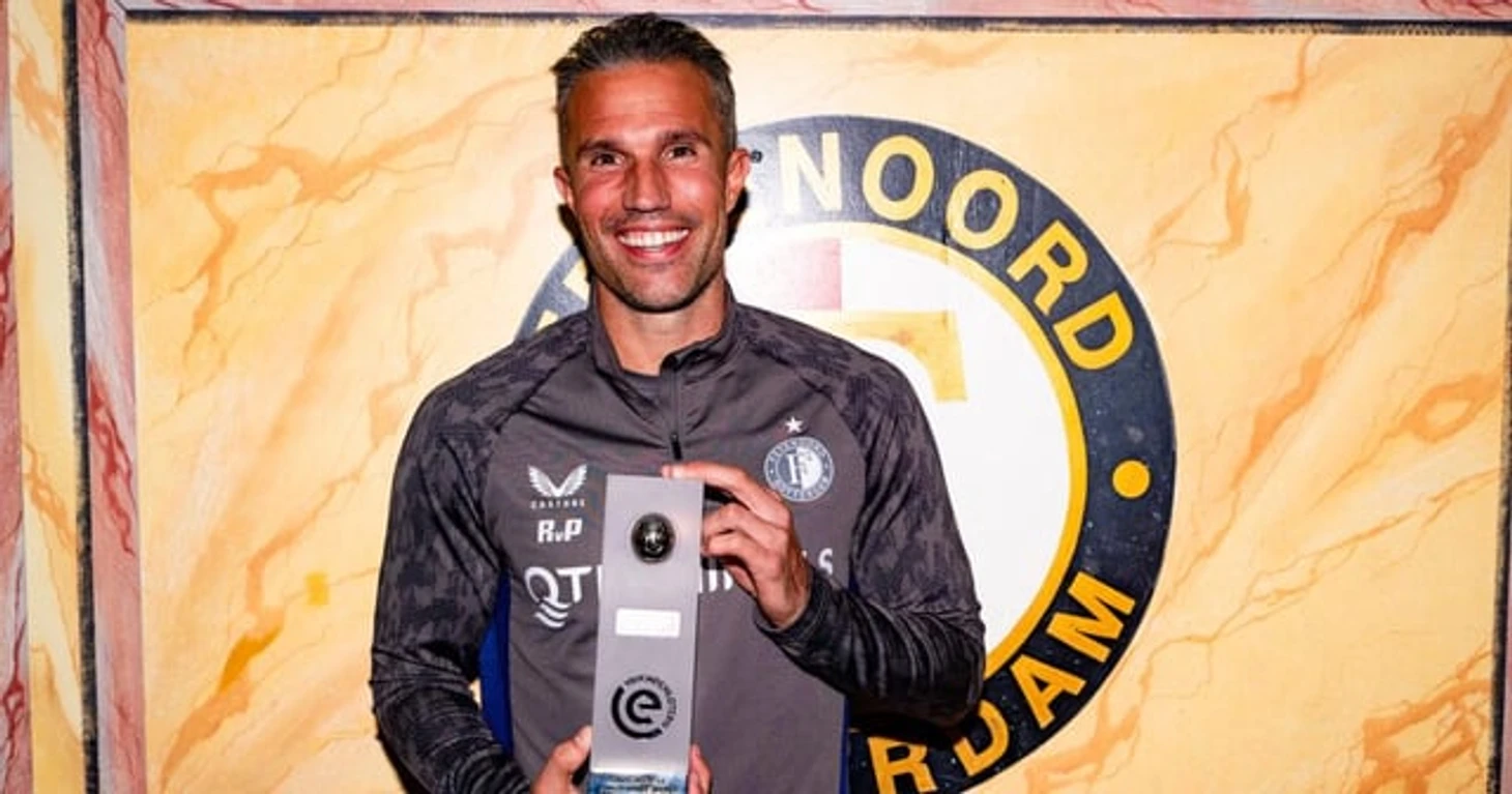 r/Eredivisie - Robin van Persie eerste winnaar Rinus Michels Coach van de Maand