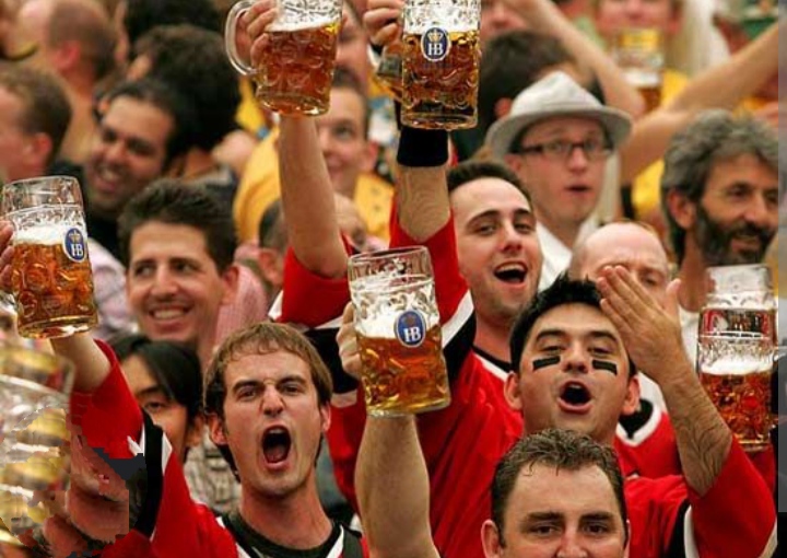 Пиво на стадионах. Пиво и футбол. Футбол болельщики пиво. Болельщики с пивом на стадионе. Футболист с пивом.