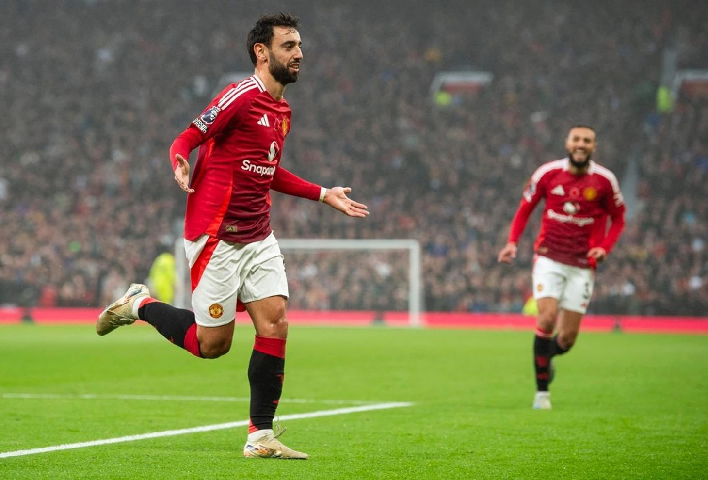 Bruno Fernandes returns to Man United after early release from Portugal