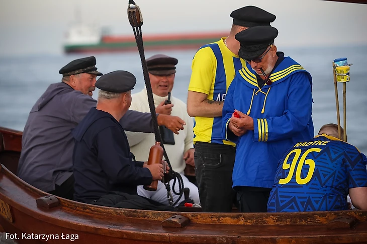 Возможно, это изображение 4 человека, лодка и текст «開通 肉 Gda RAOIKE 96 Fot. Katarzyna Fot.Katarzynałaga łaga»