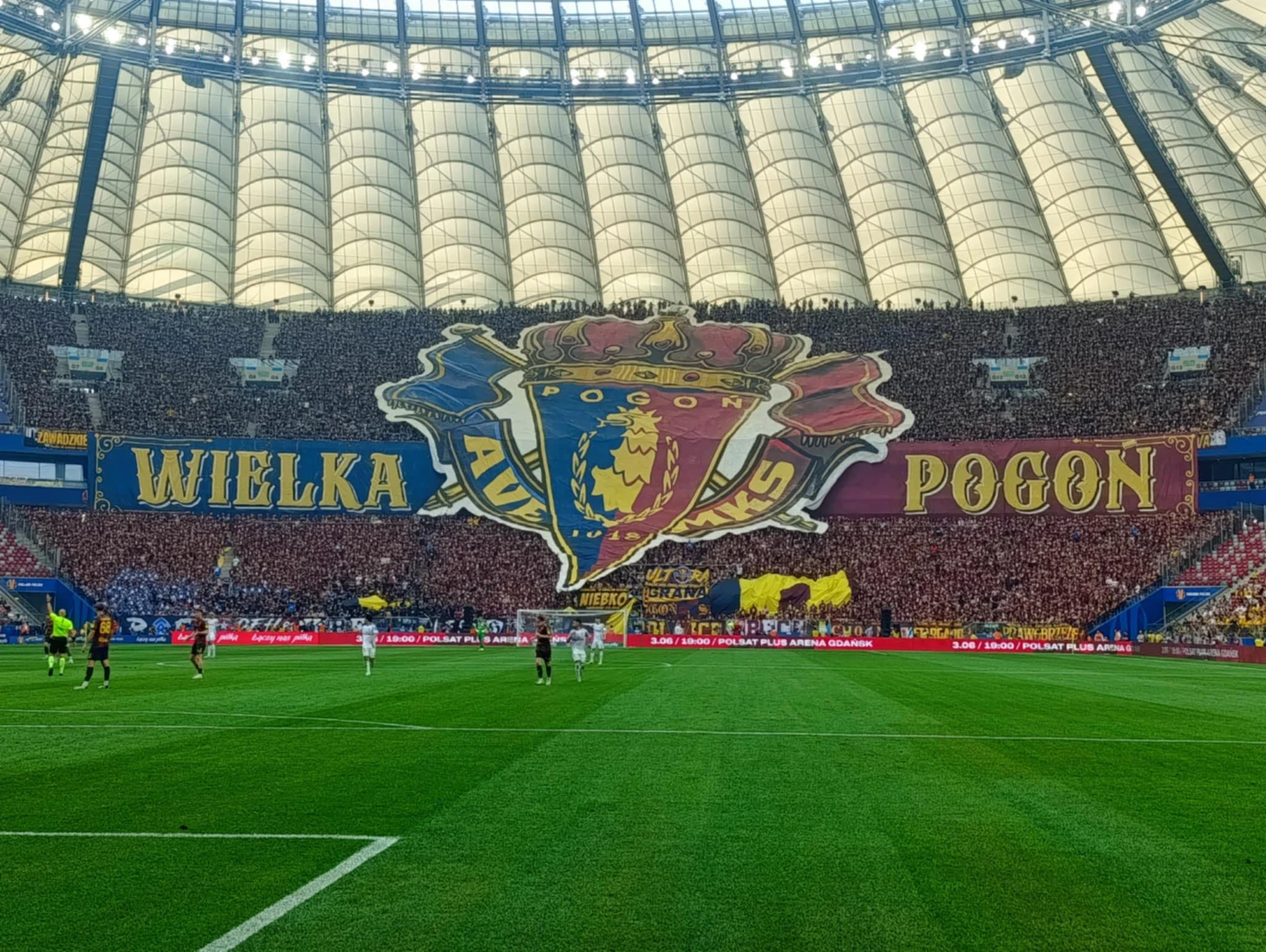 Возможно, это изображение 3 человека, люди играют в футбол, люди играют в футбол и текст