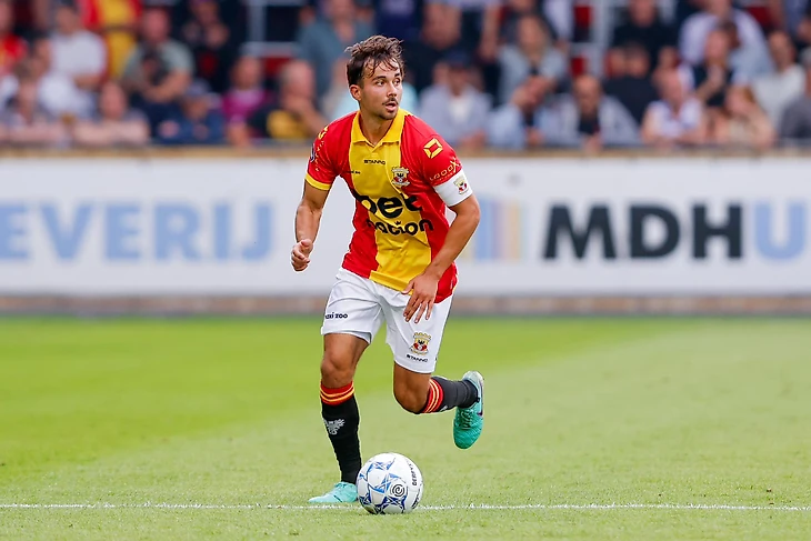 Возможно, это изображение 1 человек, играет в футбол, играет в футбол и текст