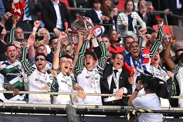 Sunderland lifting trophy