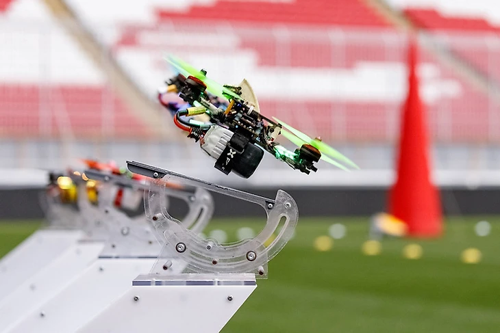 Гонка дронов в Казани: скорости 200 км/ч, эпичные столкновения и соревнования на фоне ограничений