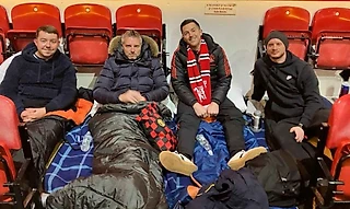 На стадионе «МЮ» можно переночевать: это специальная акция для поддержки бездомных 😮