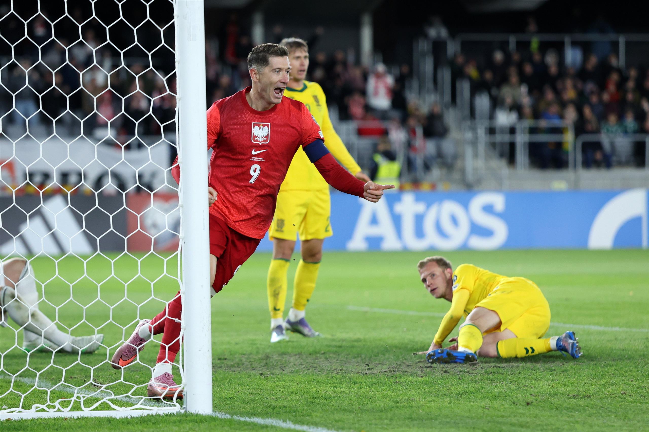 Gol Roberta Lewandowskiego! Potężna główka kapitana w meczu z Litwą [WIDEO]