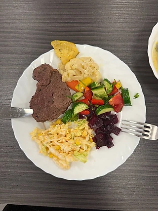 Зашел в командную столовую, взял себе мяса
