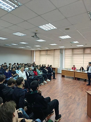 В Московском Политехе в День менеджера провели дискуссию с индустриальными партнерами и конкурс эссе