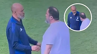 🎥 Владелец «Форест» вырвался на поле и оскорбил тренера. Невилл призвал Эшпириту Санту бежать из клуба 🤯