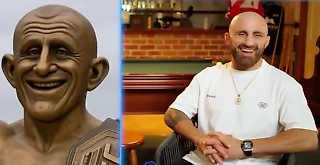 🤣 В честь Волкановски хотят поставить статую. Эту 👇
