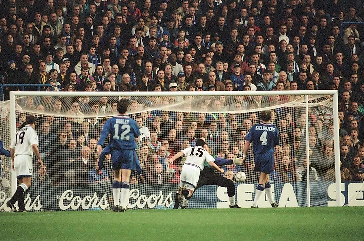Chelsea 0-1 Everton. League match at Stamford Bridge, Saturday 26th November 1994. Paul Rideout scoring goal