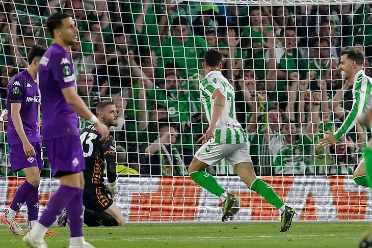 Fiorentina's David de Gea looks on after Real Betis loanee Antony scores during the Conference League semi-final first-leg match