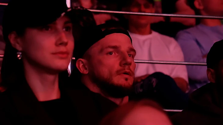 Владимир Яковлев наблюдает за происходящем на сцене