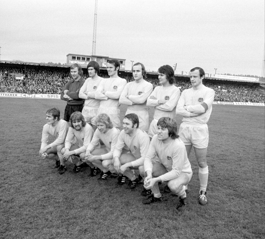 Будё 19751026. Футбол, Чемпионат Норвегии/Финал Кубка Будё/Глимт – Вард, Стадион Уллеваал. Футбольная команда Будё/Глимта, выигравшая финал кубка. В состав команды входят Йон Арне Абрахамсен, Тор Эриксен, Эйнар Кольстад, Одд Бьёрн Кристофферсен, Тронд Тидеманн, Арильд Олсен, Харальд Берг (слева сзади), Якоб Клетте, Уве Андреассен, Арне Ханссен, Терье Мёрквед, Пер Кристиан Стёркерсен, Кнут Хельге Нерос, Трюгве Нюгорд, Стурла. Солхауг.Фото Пола Овезена / NTB / NTB 
