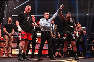 Глэнтон отправил Егорова в нокаут и стал интернациональным чемпионом WBA