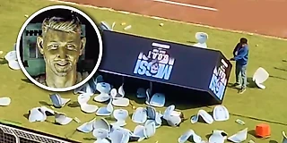 Разъяренные индийцы сорвали встречу с Месси. Игрока увели, люди стали громить стадион