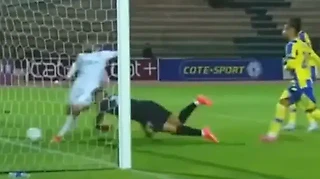 Невероятный промах из чемпионата Марокко: нападающий влупил в штангу с нескольких сантиметров 😮