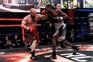 Эльнур Самедов «потушил» небитого африканца Моруфа Аканжи