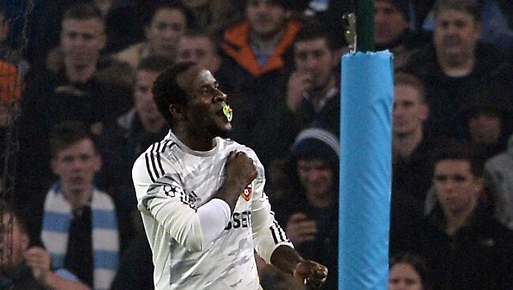 Думбия поздравил дочь с днем рождения, забив гол 