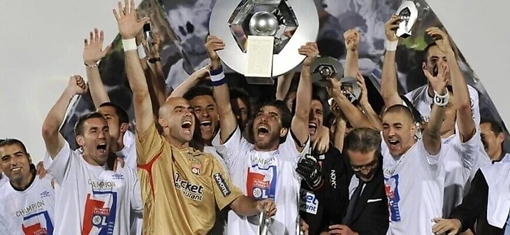 Лион с чемпионским кубком