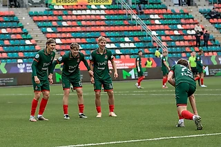 В перчатках Митрюшкина Шейко не пропустил, Еремеев выбивает страйк. Фото с матча молодёжек «Локо» и «Балтики»