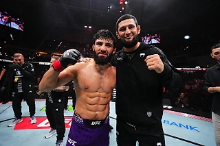 Царукян деклассировал Хукера и сделал огромный шаг к титульному бою с Топурией