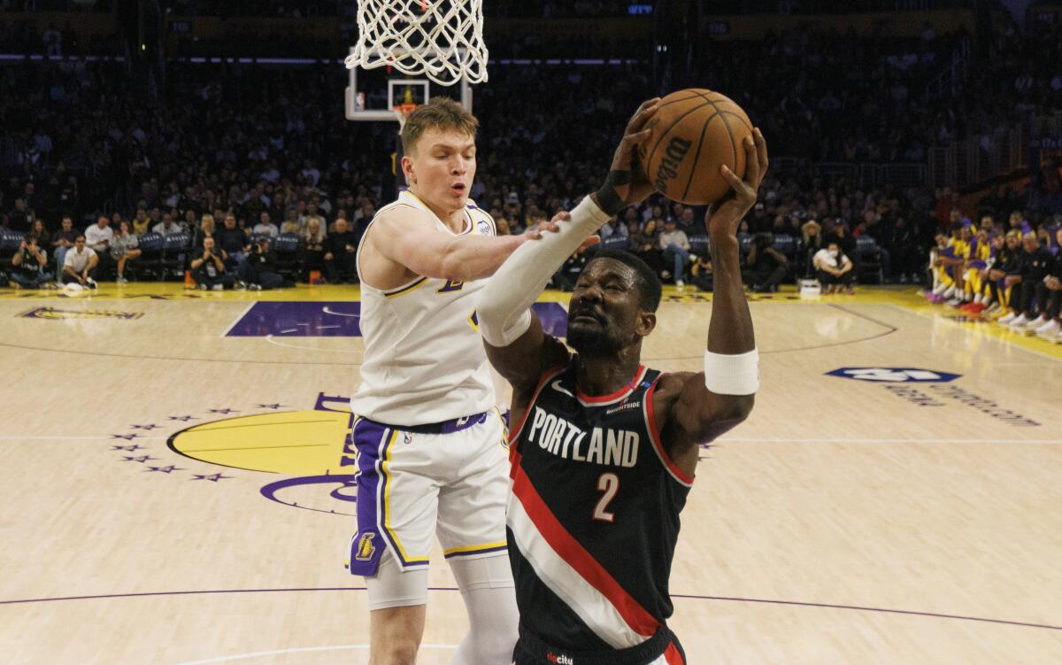 Lakers agree to terms with center Deandre Ayton – Los Angeles Times