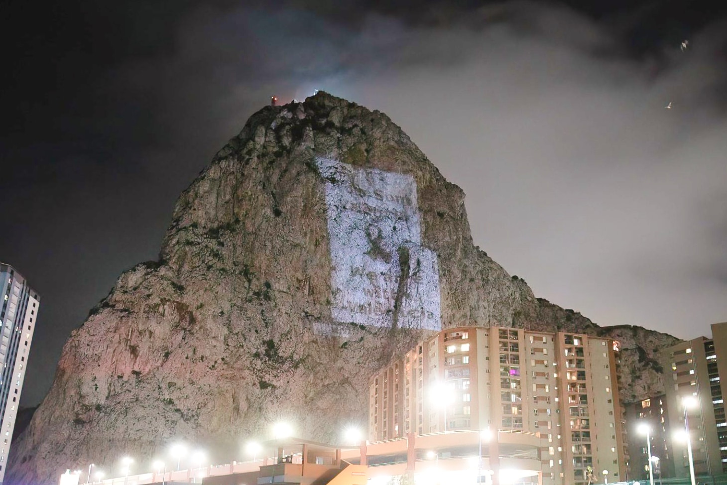 Гибралтар поддержал Валенсию огромной проекцией на скале. Её было видно со стадиона