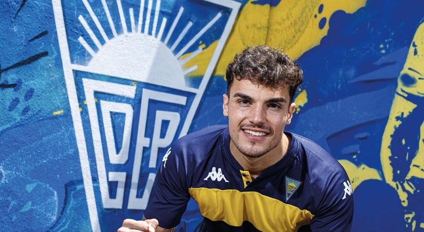 Pedro Álvaro oficializado no Estoril Praia até 2025