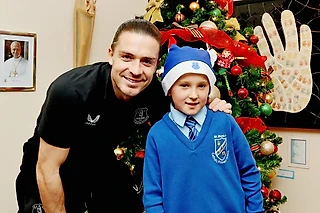 🎥 Волшебный сюрприз Грилиша юному фанату «Эвертона». Мальчик потерял родных, его мама борется с раком