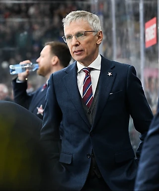 Нестареющая классика: как отцы детей в КХЛ тренировали