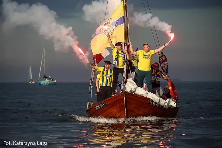 Возможно, это изображение 4 человека, лодка, парус и текст «r GOya もらプ Punl DENESZÃA Fot. Katarzyna ot.Katarzynałaga łaga»
