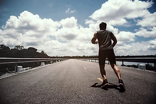 Почему беговые тренировки в одиночестве приносят больше пользы?