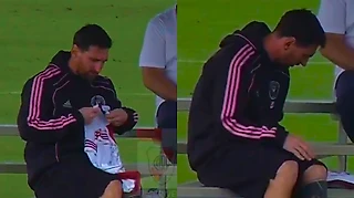 Месси аккуратно сложил майки «Ривера» и «Ньюэллс». Маленький жест, который многое говорит