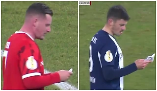 Игрок «Герты» выхватил у соперника бумажку с подсказкой от тренера, прочитал и вернул обратно 😂