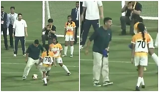 Девочка из Индии провела мяч Суаресу между ног. Он хотел ее укусить? 😬