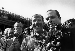 Сделка, о которой молчали 70 лет: как Мосс одержал 1-ю победу в «Ф1», а «Мерседес» занял четыре первых места на финише!