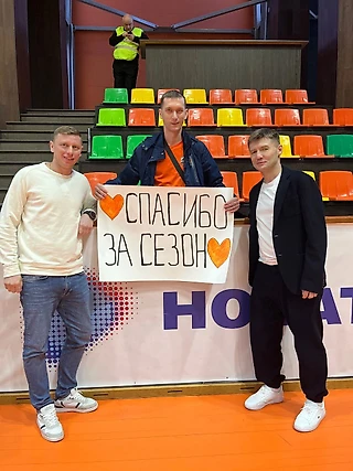 Болельщик футзального «Кристалла» вдохновляет команду стихами и музыкальными треками