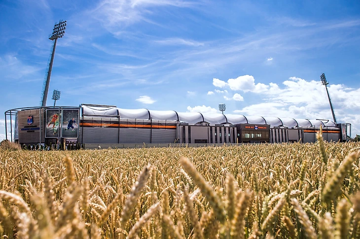 Kaprys polskiego milionera, czyli stadion Bruk-Betu Termalica w polu kukurydzy – Sport