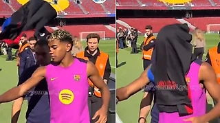 😂 Ямалю кинули футболку в лицо на новом «Камп Ноу». Его реакция — ответ злопыхателям