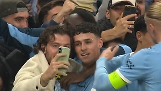 Селфи дня: Фоден влетел на фанатскую трибуну после гола и сфоткался с болельщиком 🔥