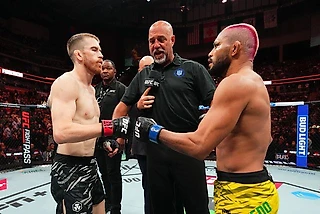 Разгром и травма: Сэндхаген устроил кошмар для Фигередо на турнире UFC в Де-Мойне