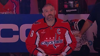 🚨 908-й гол Овечкина в регулярках! Ответил на красивую церемонию в свою честь