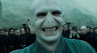 Почему Волан-де-Морт выглядит именно так – и куда делся его нос?