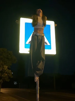 Распятие на дорожных знаках. Новый TikTok тренд