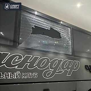 Стекло автобуса «Спартака» разбили перед матчем с «Краснодаром»