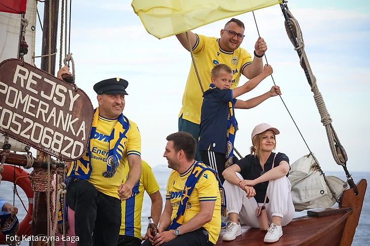 Возможно, это изображение 3 человека, парус и текст «OMERANKA OMERINKA REJSY REJSY 05206820 Enele pntts EAGE AC 05206820 GRUPA Ener F Fot,Katarzynałaga Fot. Katarzyna łaga»