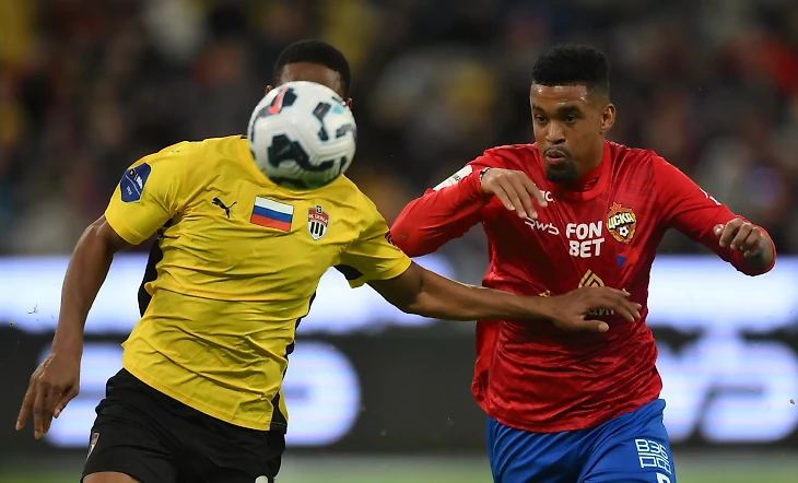 Игрок Химок Эдгардо Фаринья (слева) и армеец Алеррандро - РИА Новости, 1920, 18.07.2025