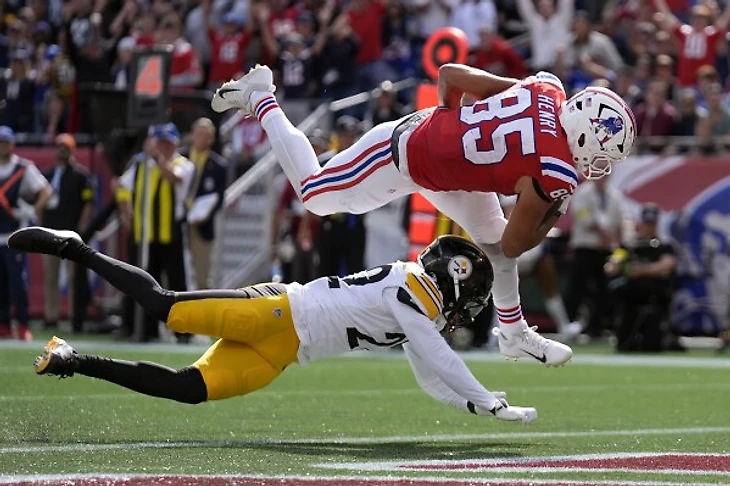 Aaron Rodgers throws 2 TD passes and Steelers force 5 turnovers to beat Patriots 21-14 | AP News